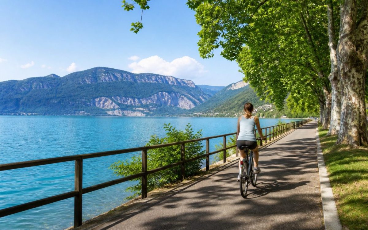 Où faire une promenade à vélo facile à Annecy sans relief ni difficulté ?